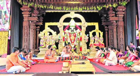 ఒకే కంటెయినర్‌లో  101 పశువుల తరలింపు