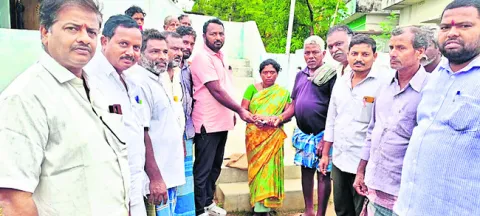 బాధిత రైతుకు రూ.5 వేల సాయం