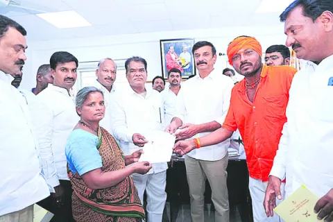 కాంగ్రెసోళ్లకేనా ఇందిరమ్మ ఇళ్లు?