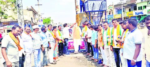 మోదీ చిత్రపటానికి క్షీరాభిషేకం 