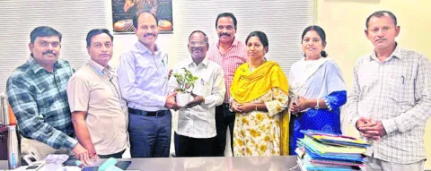 అదనపు కలెక్టర్‌ శ్రీనుకు శుభాకాంక్షలు 