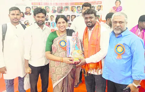 డప్పు కళాకారుడికి అవార్డు
