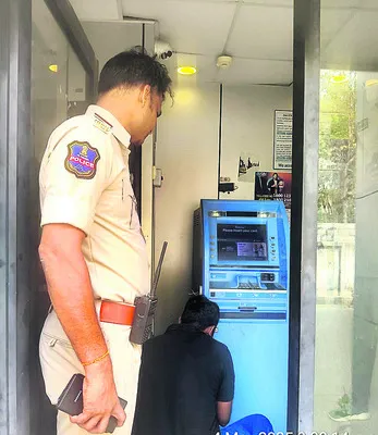 ఏటీఎంలో నగదు కాజేసేందుకు కుట్ర