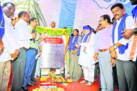 ములుగులో మోడల్‌ బస్టాండ్‌ 