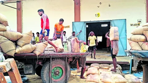కొనుగోళ్లు మూరెడు..కష్టాలు బారెడు