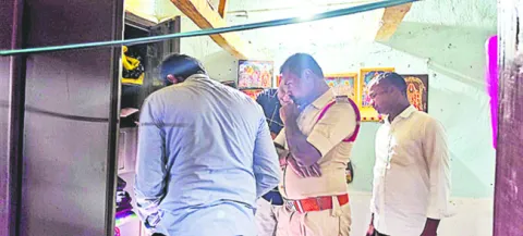 పెళ్లికి తెచ్చిన బంగారం, నగదు చోరీ