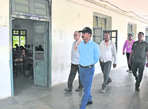నీట్‌ పరీక్ష కేంద్రాల పరిశీలన
