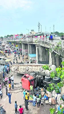 ఫ్లై ఓవర్‌ నుంచి ట్యాంకర్‌ బోల్తా 