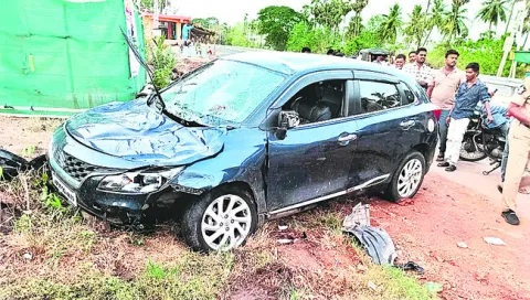 చిన్నారిని చిదిమేసిన కారు  