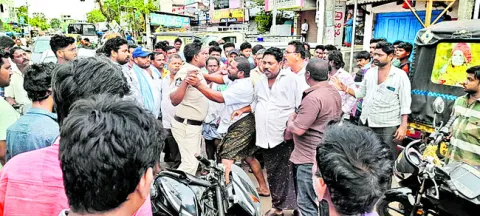 ఆర్టీసీ డ్రైవరు, కండక్టరుపై దాడి  