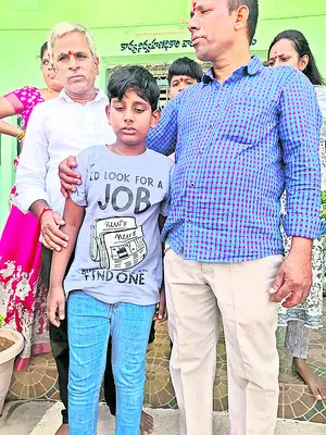 కుక్కల దాడిలో  బాలుడికి గాయాలు
