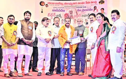 వరంగల్‌ శ్రీనివాస్‌కు గద్దర్‌ ఐకాన్‌ అవార్డు ప్రదానం 