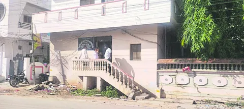 ఆమ్దాని ఘనం.. సౌకర్యాలు శూన్యం 