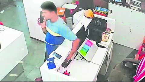 సెల్‌ఫోన్‌ దుకాణంలో చోరీ 
