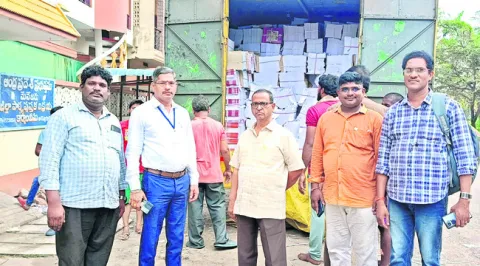 వర్షం ధాటికి  కూలిన ఇంటి శ్లాబు