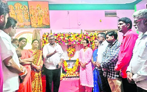 ప్రభుత్వ నిర్లక్ష్యంతోనే గోడ కూలింది 