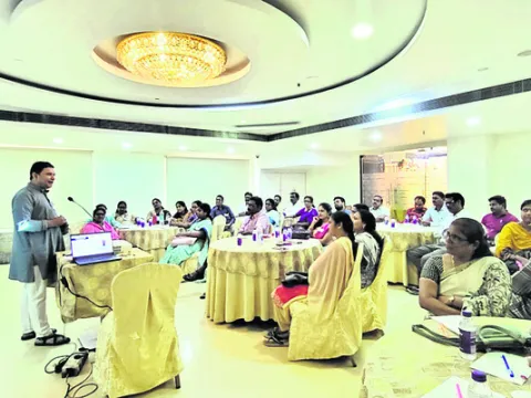గురుకుల ఉపాధ్యాయులకు ఆంగ్ల బోధనపై శిక్షణ 