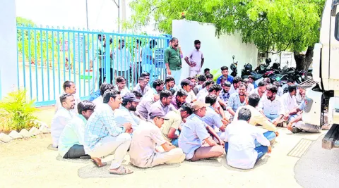 ప్రీమియర్‌ ఎక్స్‌ప్లోజివ్స్‌ ఎదుట కార్మికుల ధర్నా