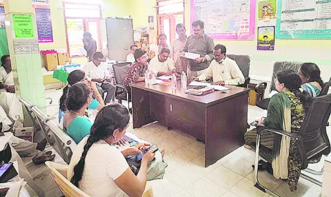 వైద్య సిబ్బంది ప్రజలకు  అందుబాటులో ఉండాలి 