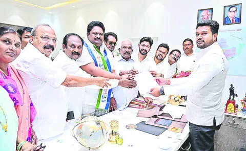 కలెక్టరేట్‌ వద్ద రైతుల రిలే దీక్షలు రేపు