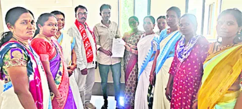 సమ్మె నోటీసు అందజేత 