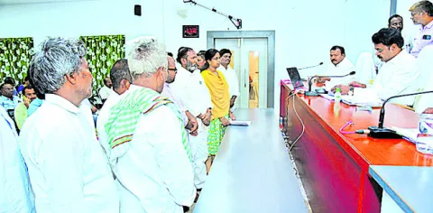కాలువలకు మరమ్మతులు చేయించాలి 
