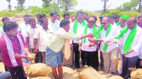 ప్రభుత్వం ప్రతి గింజా కొనాల్సిందే 