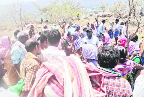 ఉపాధి పని కోసం 8 కి.మీ నడక.. 