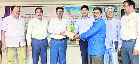 ఈపీఓఎస్‌లో ఎరువుల విక్రయాల నమోదు తప్పనిసరి 