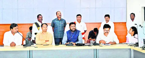 అధికారులు సమన్వయంతో పనిచేయాలి