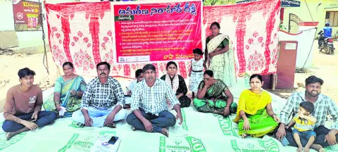 దళిత కుటుంబం ఆమరణ నిరాహార దీక్ష 