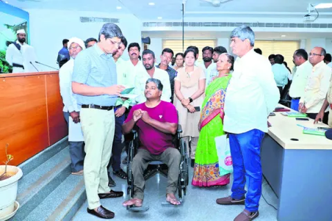 ఫిర్యాదులను సత్వరమే పరిష్కరించాలి 