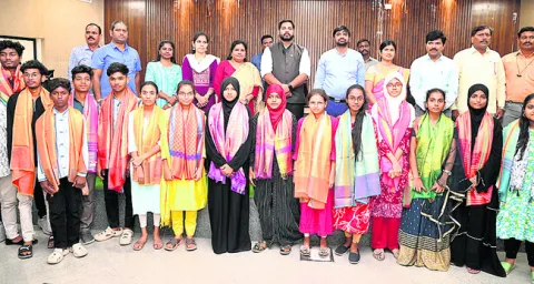 విద్యార్థులు లక్ష్యాలను సాధించాలి
