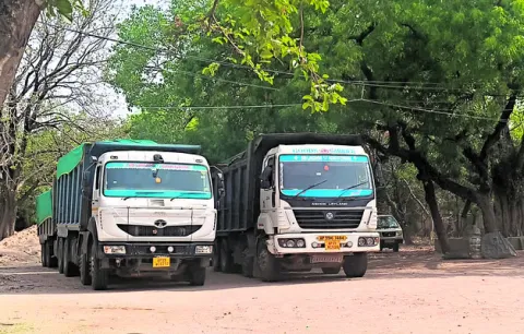 పోలీసులకు పట్టుబడి 
