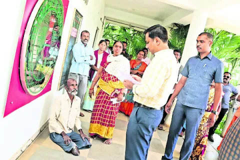 ఓపికగా సమస్యలు వింటూ.. 
