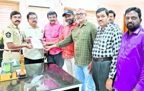 అక్రమ కేసును ఎత్తివేయాలి 