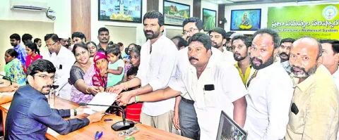 ఇప్పటికిప్పుడు ఖాళీ చేయమంటే ఎలా? 