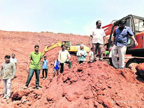 లేటరైట్‌ తవ్వకాలు నిలిపివేయాలి 