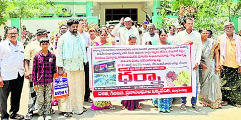 నిందితులకు కొమ్ము కాయటం ఘోరం 