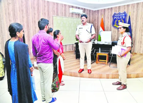 పోలీస్‌ గ్రీవెన్స్‌కు 80 ఫిర్యాదులు
