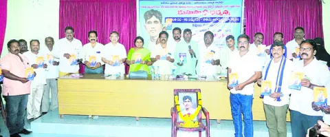 కుసుమ ధర్మన్న సాహిత్యం నేటి తరానికి ఆదర్శం 