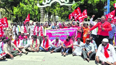 ఇంటి పట్టాలు ఇవ్వకుంటే కలెక్టరేట్‌ను ముట్టడిస్తాం 