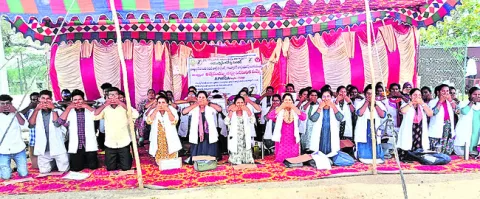 హెల్త్‌ అసిస్టెంట్ల వినూత్న నిరసన