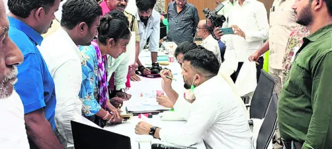 ప్రజా సమస్యలు త్వరగా పరిష్కరించండి 