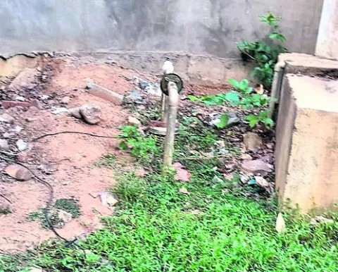 స్కూల్‌ లేదని తాగునీరు బంద్‌!