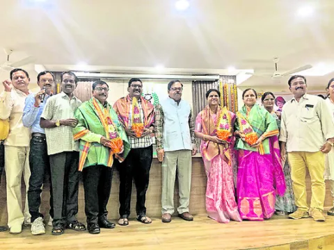 బీసీలు రాజకీయ శక్తిగా ఎదగాలి