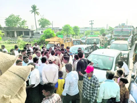 రోడ్డెక్కిన అన్నదాతలు
