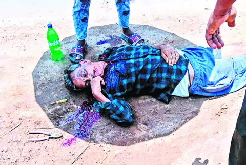 బైకును ఢీకొన్న లారీ...ఒకరికి గాయాలు 