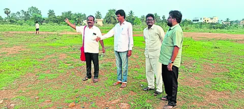 ఎకరా స్థలం లీజు ఏడాదికి వెయ్యి రూపాయలేనట 