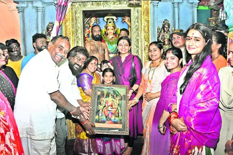 సతకంపట్టు కనకదుర్గమ్మ సన్నిధిలో సినీనటి ఇంద్రజ 